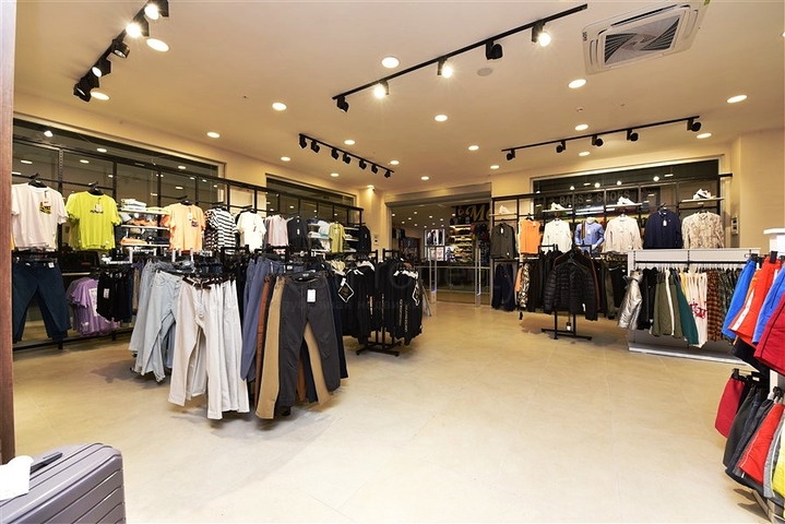 مبنى تجاري في مركز تسوق في منطقة أوكورجالار 