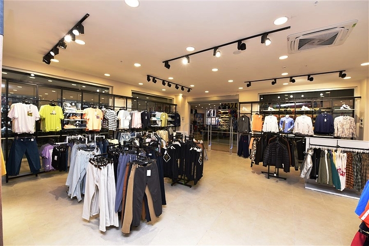 مبنى تجاري في مركز تسوق في منطقة أوكورجالار 