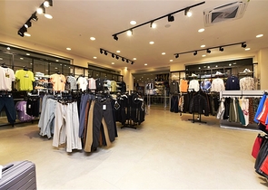 مبنى تجاري في مركز تسوق في منطقة أوكورجالار 