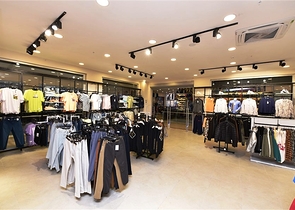 مبنى تجاري في مركز تسوق في منطقة أوكورجالار 