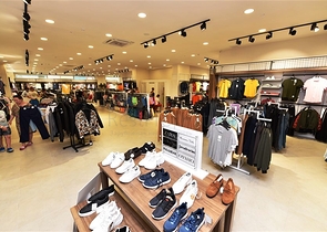 مبنى تجاري في مركز تسوق في منطقة أوكورجالار 