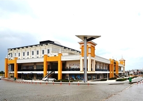 مبنى تجاري في مركز تسوق في منطقة أوكورجالار 