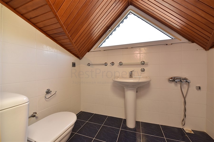 فيلا فسيحة 7 + 1 في منطقة كيستيل