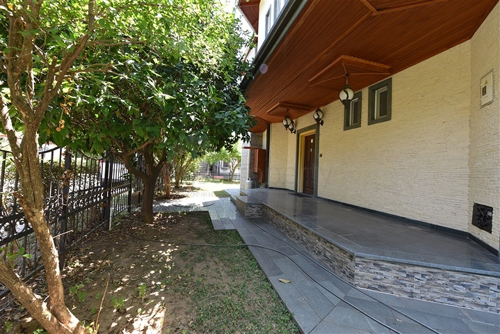 فيلا فسيحة 7 + 1 في منطقة كيستيل