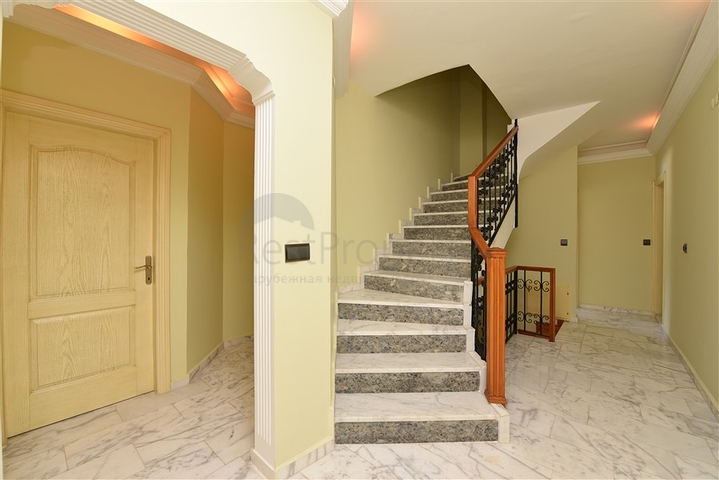 فيلا فسيحة 7 + 1 في منطقة كيستيل