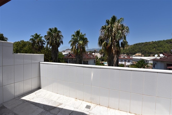 فيلا فسيحة 7 + 1 في منطقة كيستيل