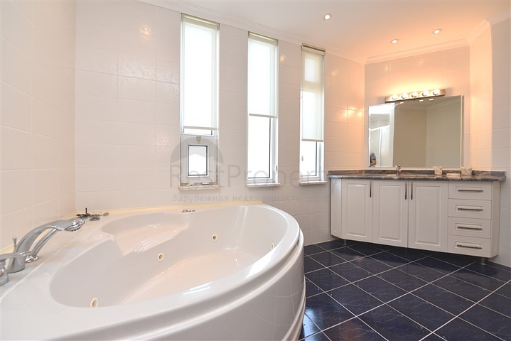 فيلا فسيحة 7 + 1 في منطقة كيستيل