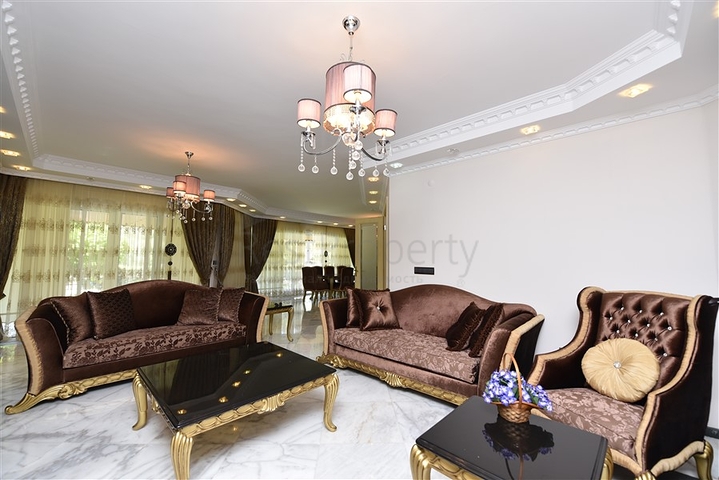 فيلا فسيحة 7 + 1 في منطقة كيستيل