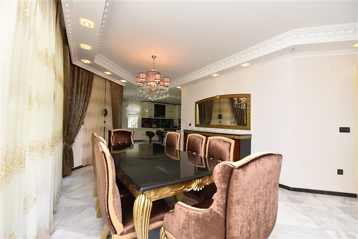 فيلا فسيحة 7 + 1 في منطقة كيستيل