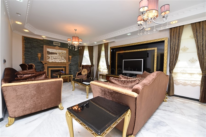 فيلا فسيحة 7 + 1 في منطقة كيستيل