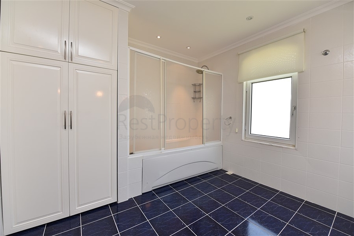 فيلا فسيحة 7 + 1 في منطقة كيستيل