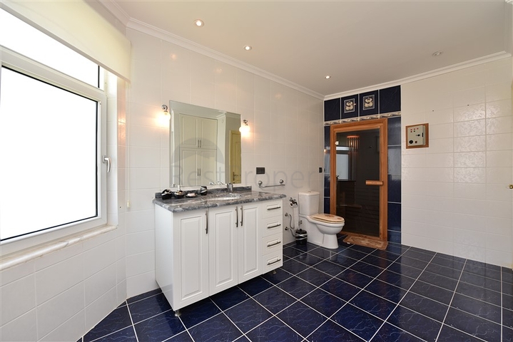 فيلا فسيحة 7 + 1 في منطقة كيستيل