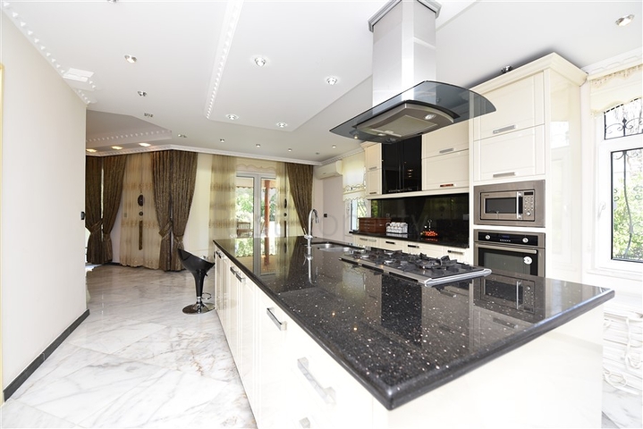 فيلا فسيحة 7 + 1 في منطقة كيستيل