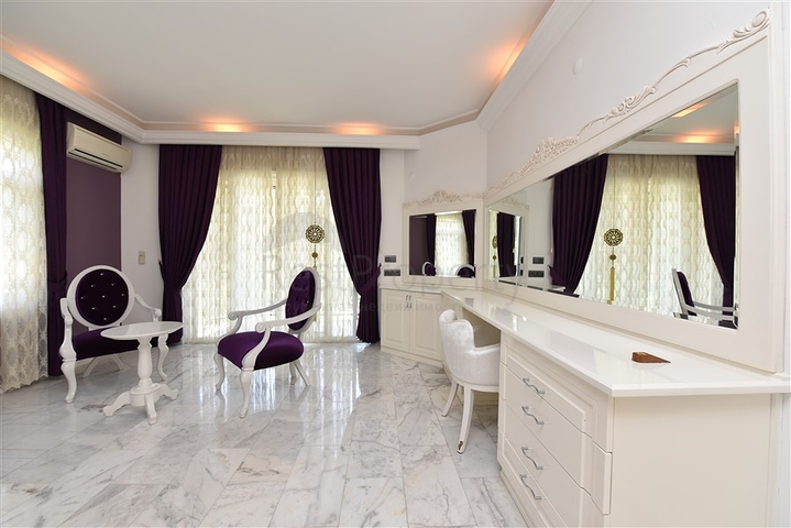 فيلا فسيحة 7 + 1 في منطقة كيستيل