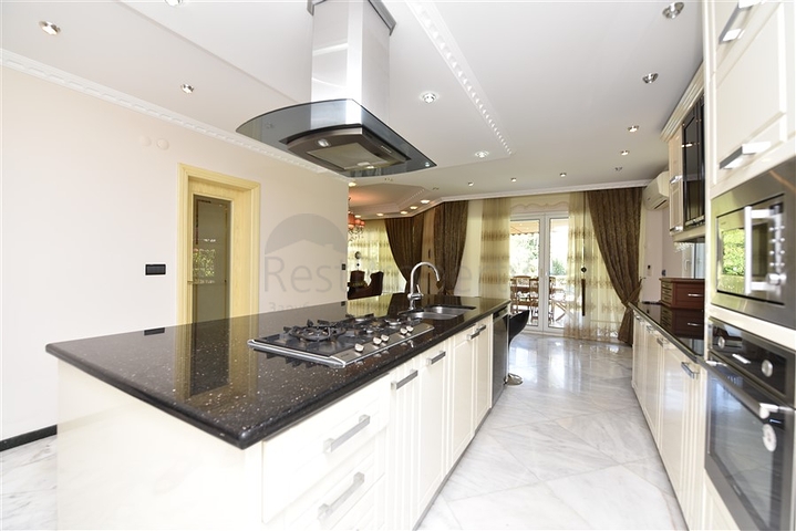 فيلا فسيحة 7 + 1 في منطقة كيستيل