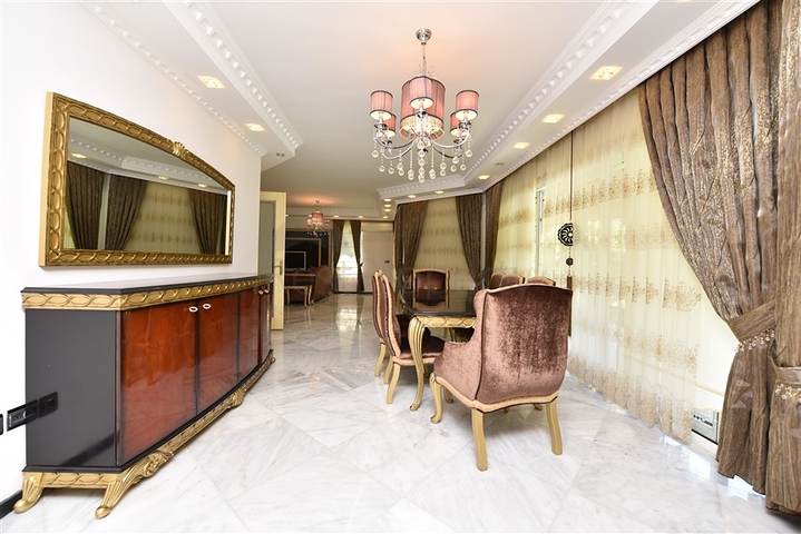 فيلا فسيحة 7 + 1 في منطقة كيستيل