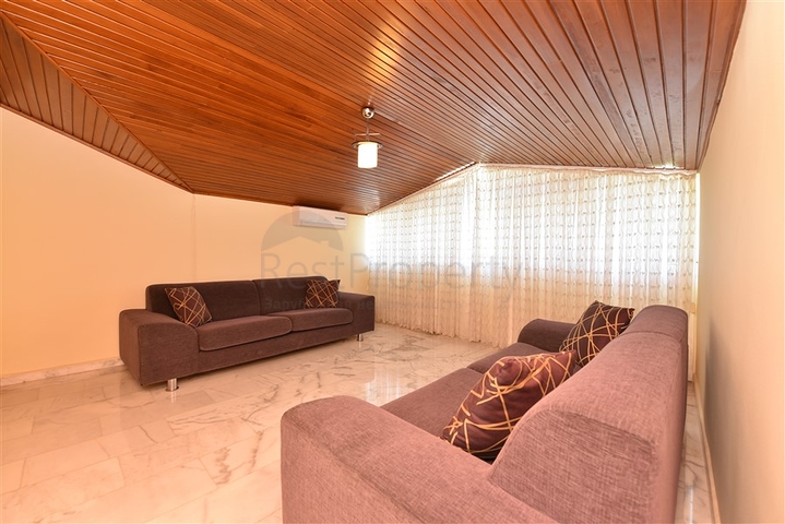 فيلا فسيحة 7 + 1 في منطقة كيستيل