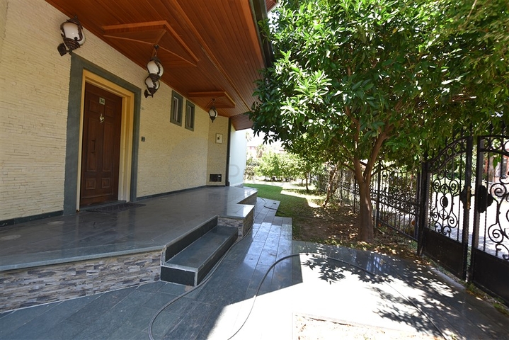 فيلا فسيحة 7 + 1 في منطقة كيستيل