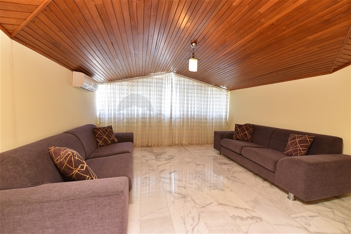 فيلا فسيحة 7 + 1 في منطقة كيستيل