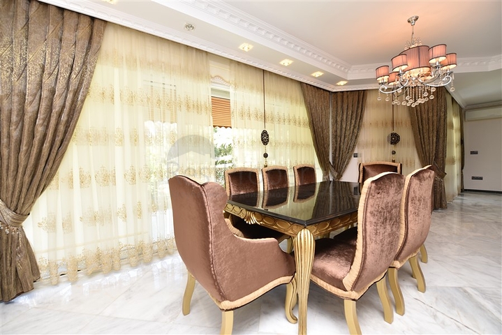 فيلا فسيحة 7 + 1 في منطقة كيستيل