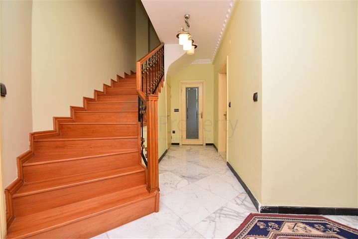 فيلا فسيحة 7 + 1 في منطقة كيستيل