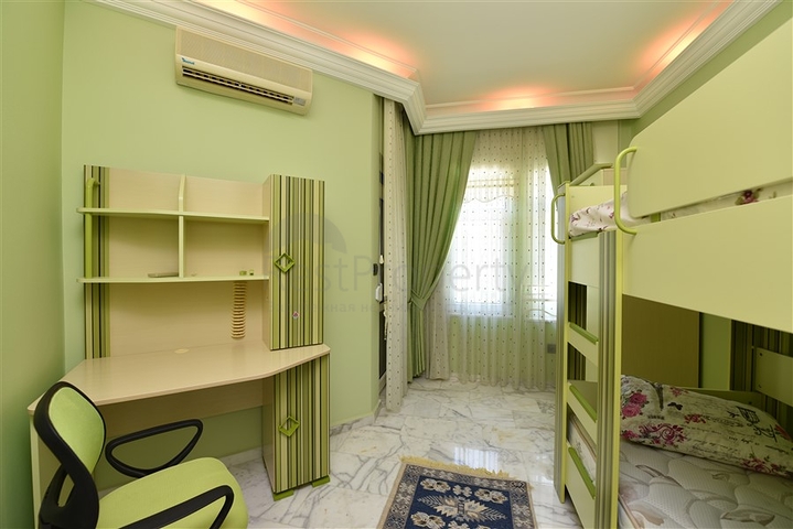 فيلا فسيحة 7 + 1 في منطقة كيستيل