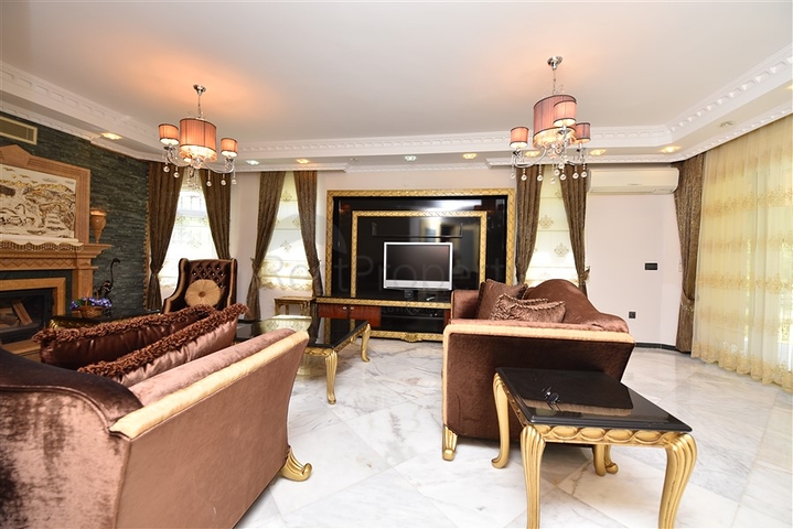 فيلا فسيحة 7 + 1 في منطقة كيستيل