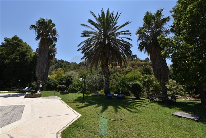 فيلا فسيحة 7 + 1 في منطقة كيستيل