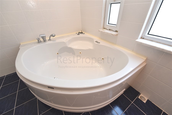 فيلا فسيحة 7 + 1 في منطقة كيستيل