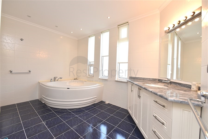 فيلا فسيحة 7 + 1 في منطقة كيستيل