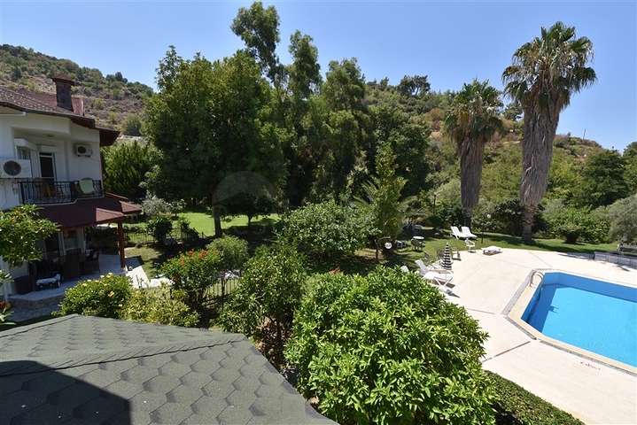 فيلا فسيحة 7 + 1 في منطقة كيستيل