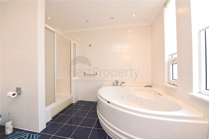 فيلا فسيحة 7 + 1 في منطقة كيستيل