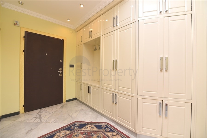 فيلا فسيحة 7 + 1 في منطقة كيستيل