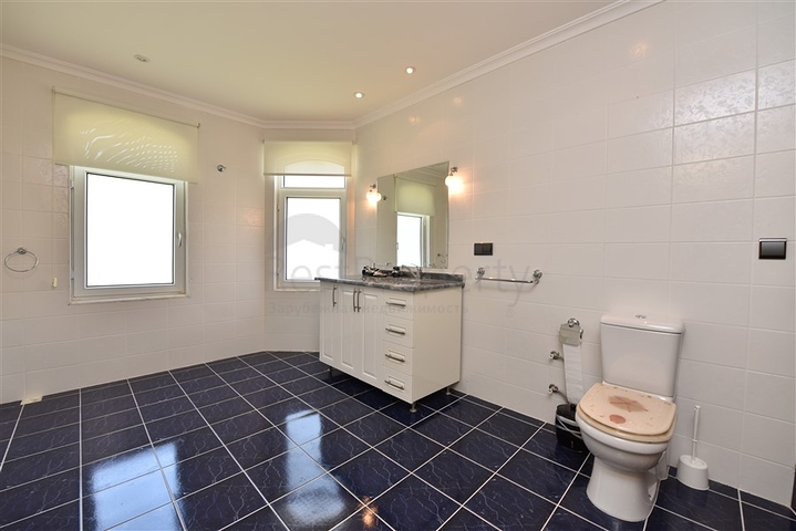 فيلا فسيحة 7 + 1 في منطقة كيستيل