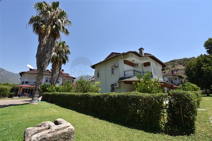 فيلا فسيحة 7 + 1 في منطقة كيستيل