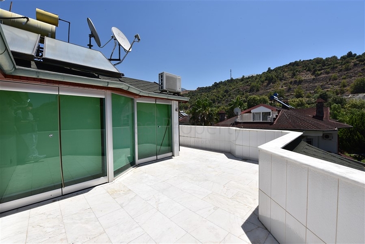 فيلا فسيحة 7 + 1 في منطقة كيستيل