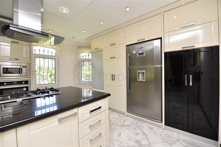 فيلا فسيحة 7 + 1 في منطقة كيستيل