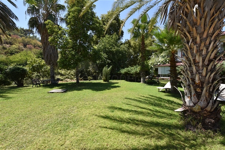 فيلا فسيحة 7 + 1 في منطقة كيستيل