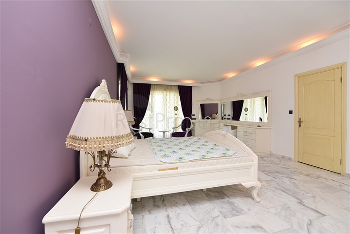 فيلا فسيحة 7 + 1 في منطقة كيستيل