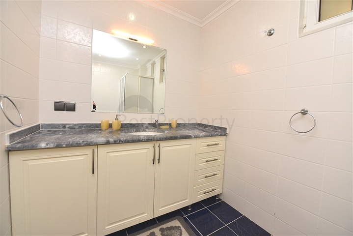 فيلا فسيحة 7 + 1 في منطقة كيستيل