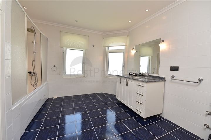 فيلا فسيحة 7 + 1 في منطقة كيستيل