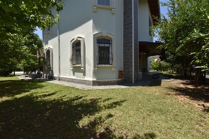 فيلا فسيحة 7 + 1 في منطقة كيستيل