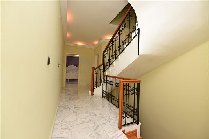 فيلا فسيحة 7 + 1 في منطقة كيستيل