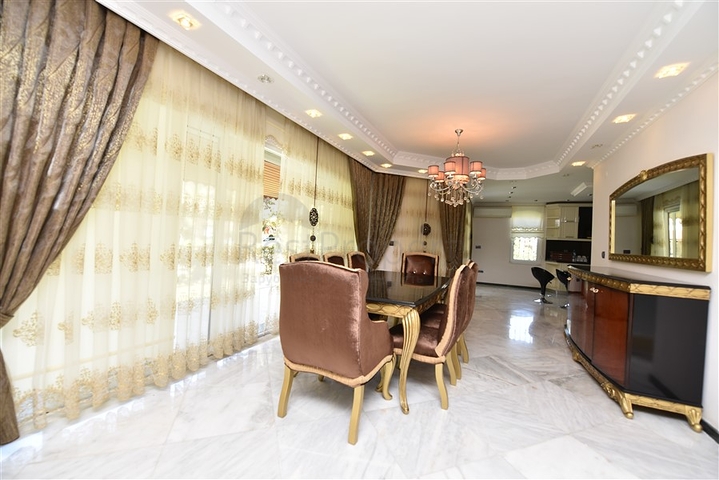 فيلا فسيحة 7 + 1 في منطقة كيستيل