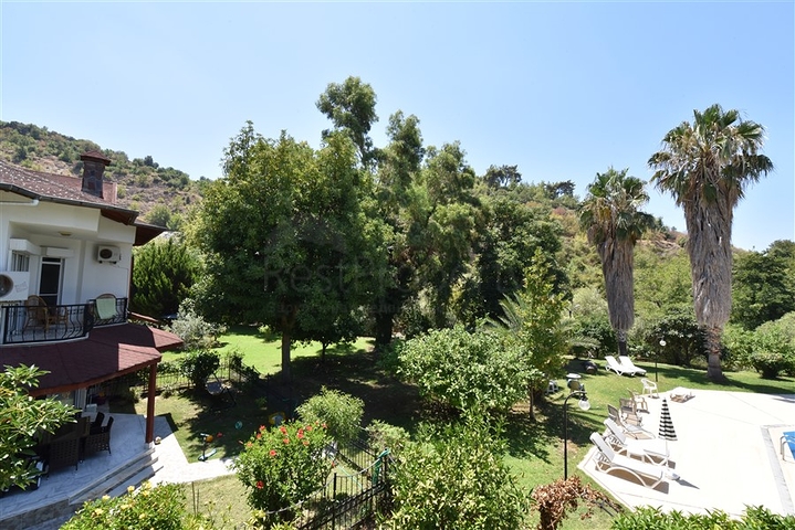 فيلا فسيحة 7 + 1 في منطقة كيستيل