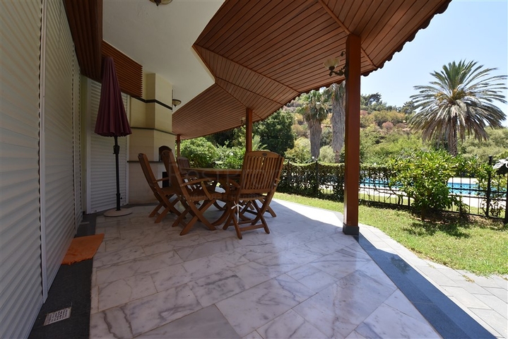 فيلا فسيحة 7 + 1 في منطقة كيستيل