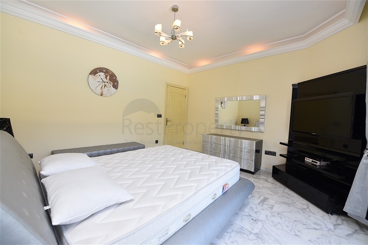 فيلا فسيحة 7 + 1 في منطقة كيستيل