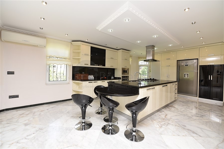 فيلا فسيحة 7 + 1 في منطقة كيستيل