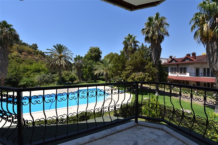 فيلا فسيحة 7 + 1 في منطقة كيستيل