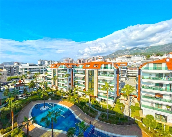 شقق فسيحة 4 + 1 في مجمع النخبة في أوبا